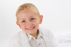 enfant seul en studio