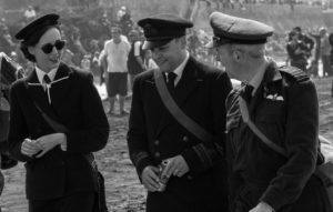 Militaires en tenue epoque sur plage Arromanches