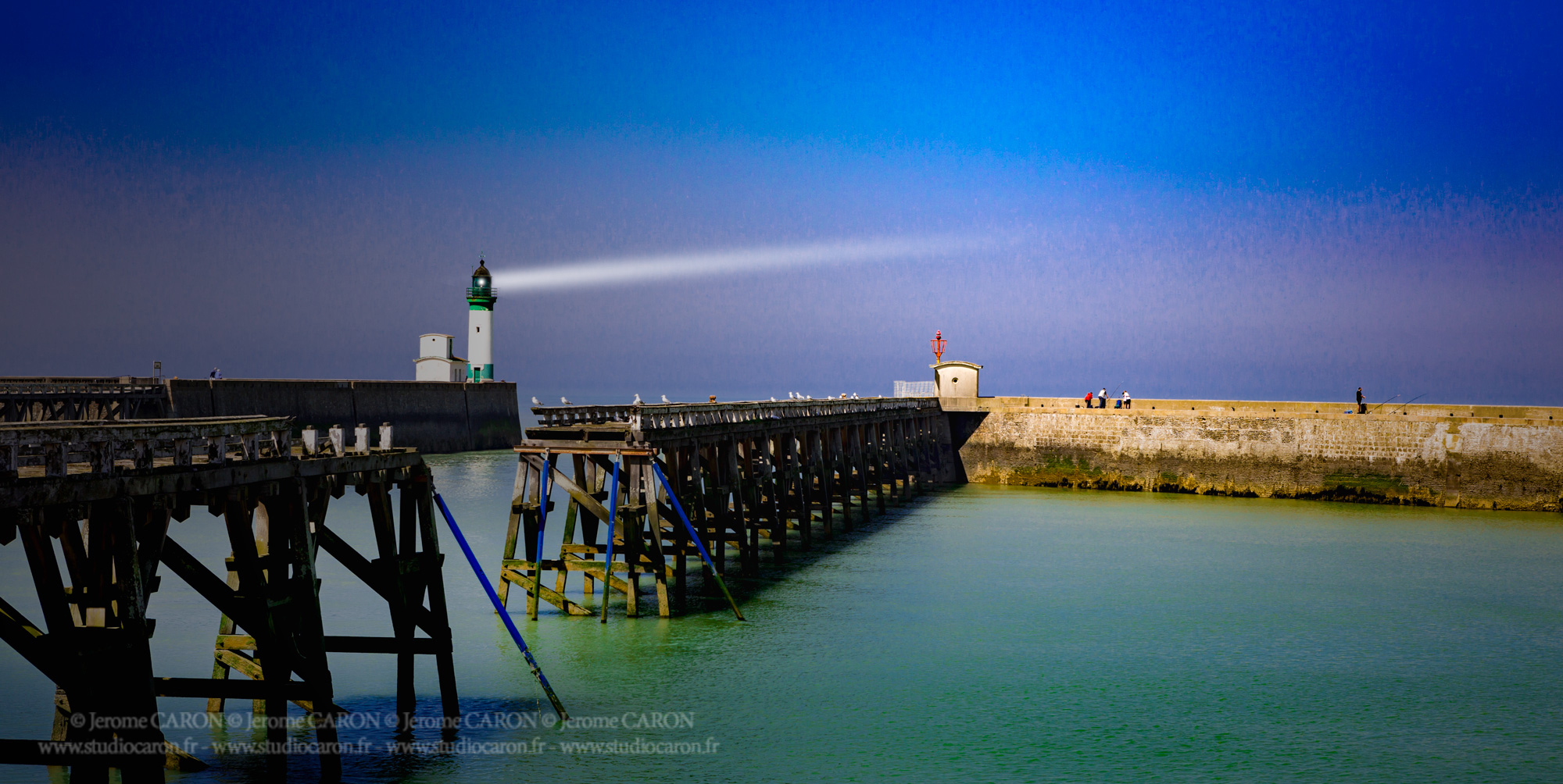 Digue et ponton de mer les bains, phare du tréport